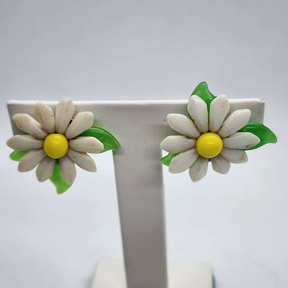 Vintage West Germany White Daisy Screw On Earrings